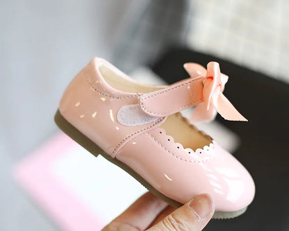 Neueste Frühling Herbst Baby Mädchen Mode Patent Leder Großen Bogen Prinzessin Mary Janes Party Schuhe Einfarbig Student Wohnungen Schuhe