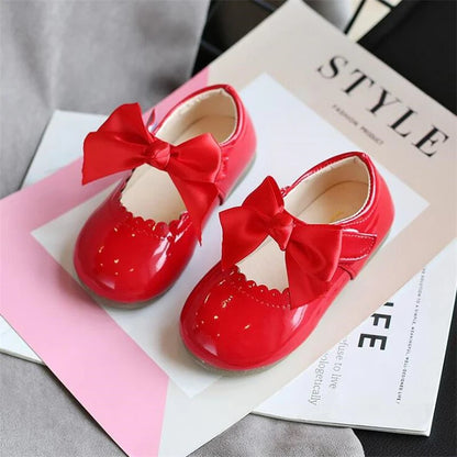 Neueste Frühling Herbst Baby Mädchen Mode Patent Leder Großen Bogen Prinzessin Mary Janes Party Schuhe Einfarbig Student Wohnungen Schuhe