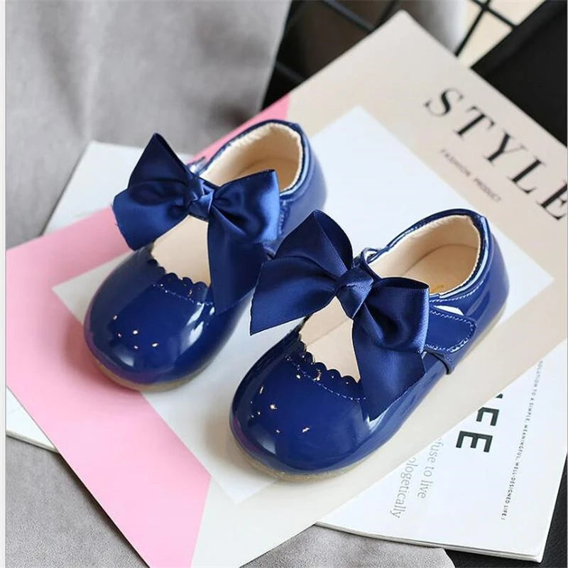 Neueste Frühling Herbst Baby Mädchen Mode Patent Leder Großen Bogen Prinzessin Mary Janes Party Schuhe Einfarbig Student Wohnungen Schuhe