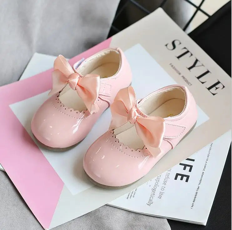 Neueste Frühling Herbst Baby Mädchen Mode Patent Leder Großen Bogen Prinzessin Mary Janes Party Schuhe Einfarbig Student Wohnungen Schuhe