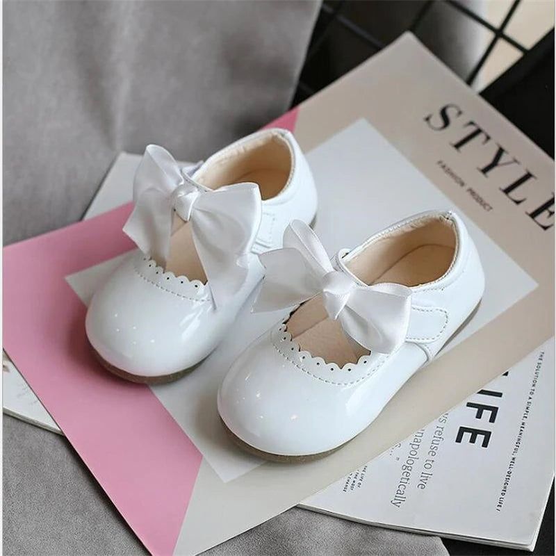 Neueste Frühling Herbst Baby Mädchen Mode Patent Leder Großen Bogen Prinzessin Mary Janes Party Schuhe Einfarbig Student Wohnungen Schuhe